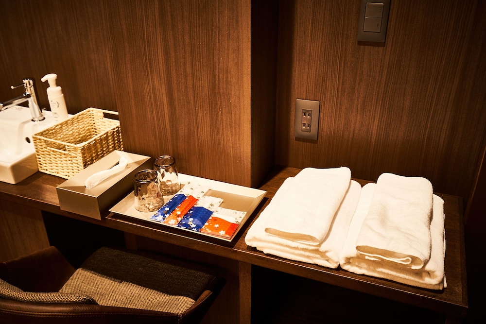 AND HOSTEL HOMMACHI EAST 44/69