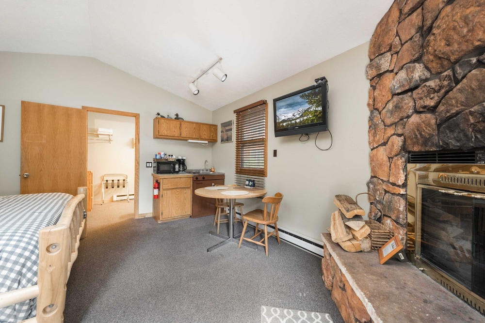 4 Seasons Inn on Fall River 29/76