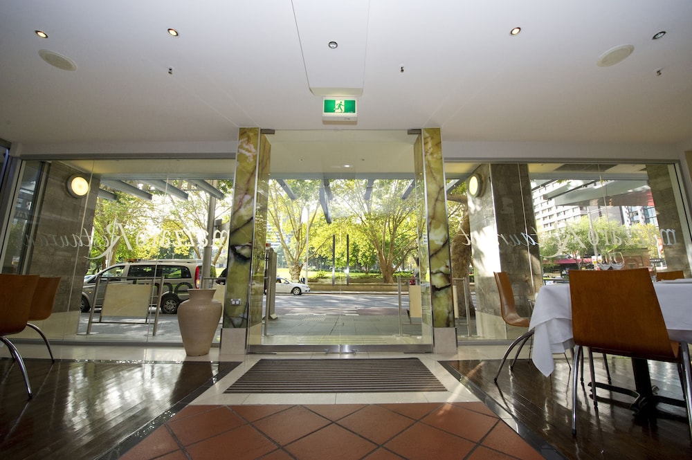 HYDE PARK INN 2/50