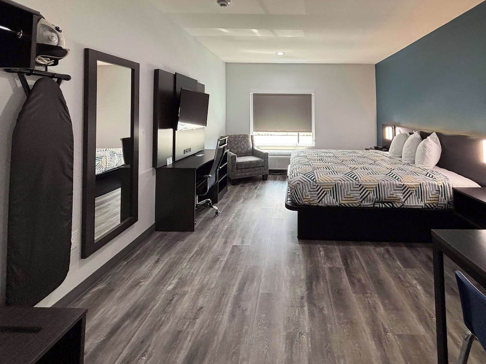 STANDARD, KING BED, KITCHEN