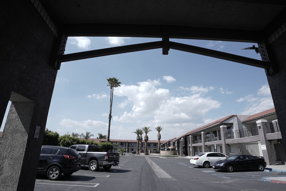 Days Inn By Wyndham Hemet 15/18