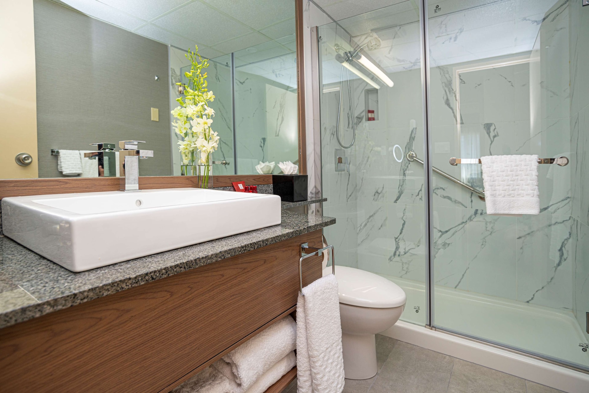 غرفة ديلوكس بسريرين مزدوجين بشرفة، Best Western Premier Chateau Granville Hotel and Suites and Conf. Centre 3/4