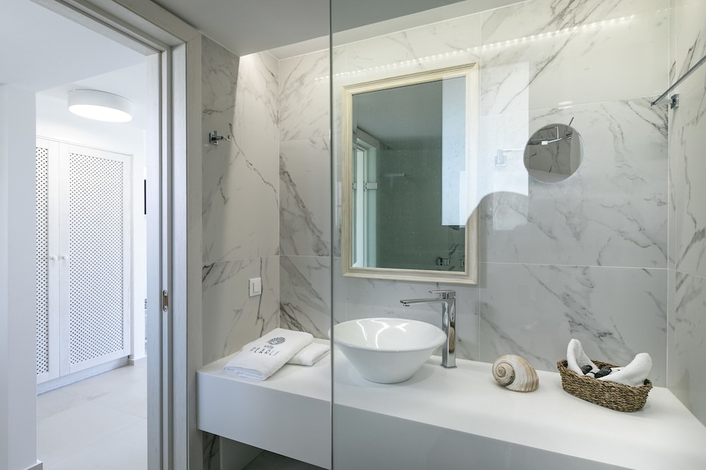 White Pearls Luxury Suites - Adults Only 69/69
