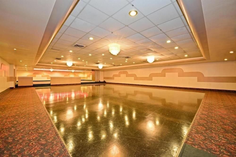 Twin City Inn & Suites Benton Harbor - St. Joseph 27/47