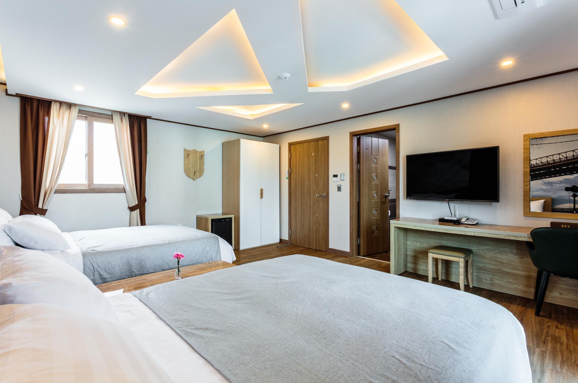 Rex Hotel 15/37