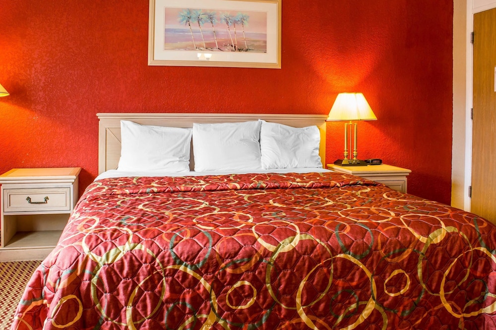 Econo Lodge Inn & Suites Walnut 7/30