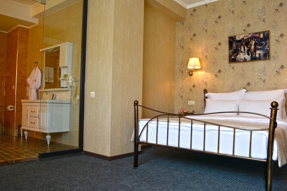 Redline Hotel 14/71
