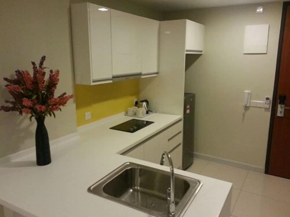 Marina Travellers Suite Sky Karamunsing 17/18