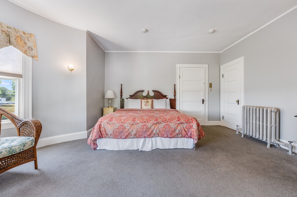 Castle Manor Inn 18/42