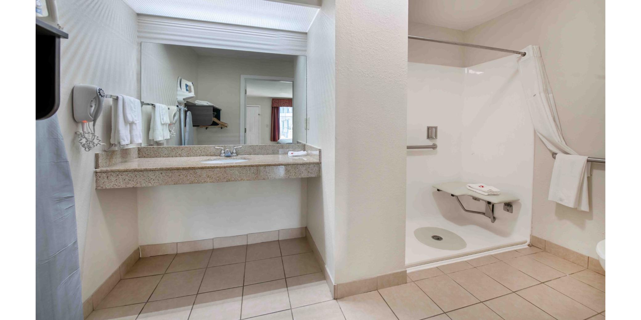 Room, King Bed, Hot Tub, Motel6 Macon, GA - I-475 5/5
