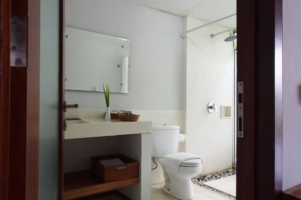 Ayom Suite 41/44