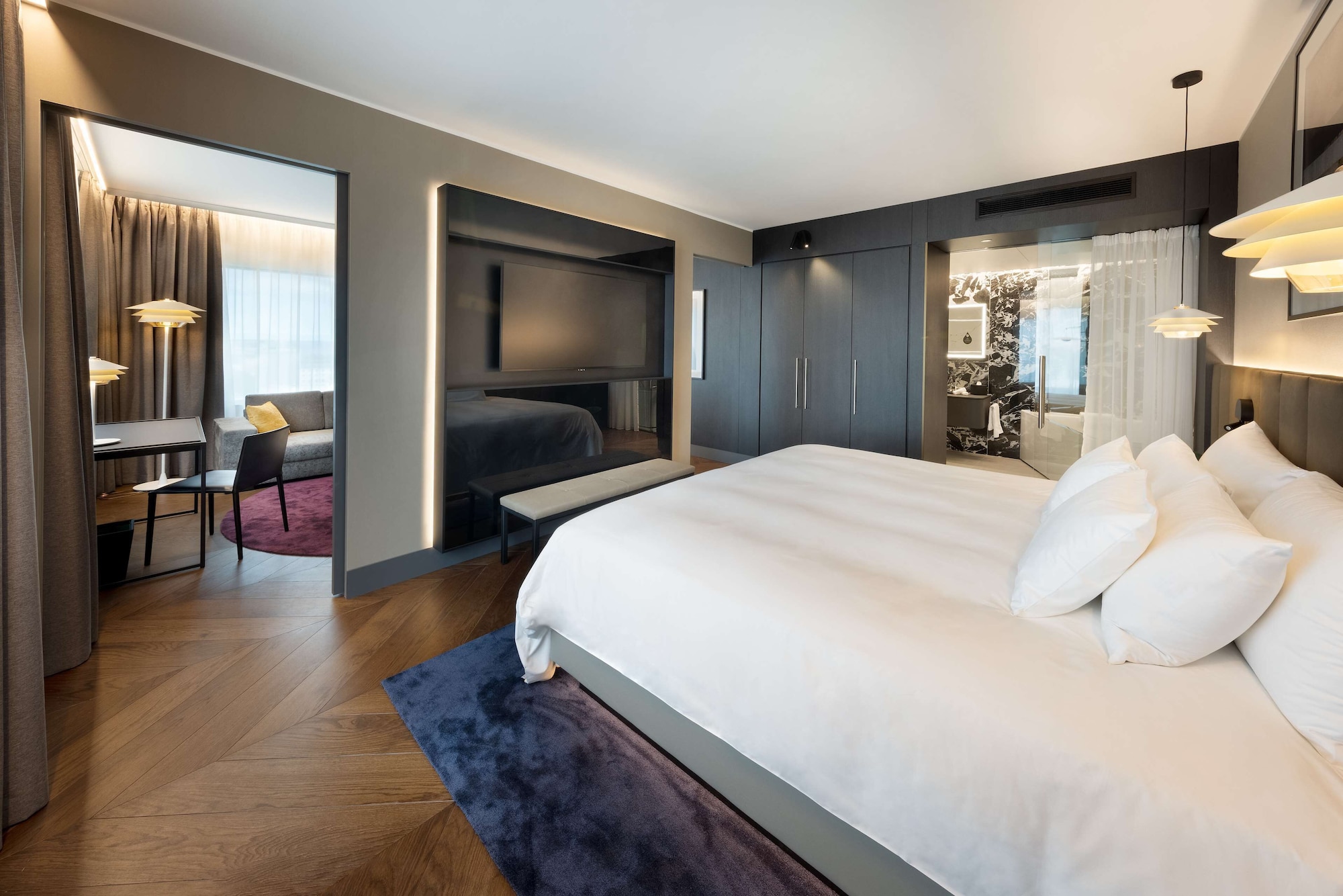 Suite, King Bed, Sea and Old Town View