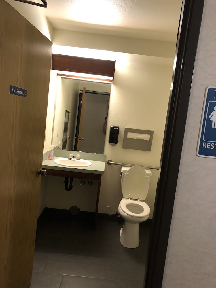 Americas Best Value Inn & Suites Forest Grove Hillsboro 17/34