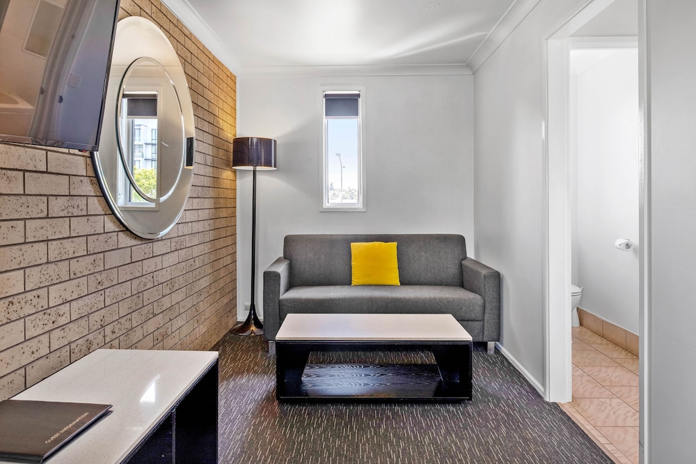 Leichhardt Motor Inn 68/69