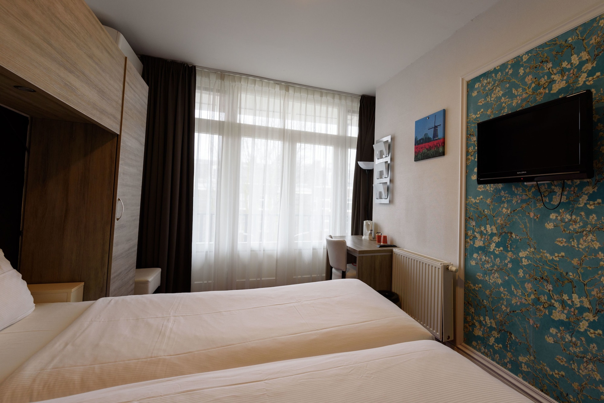 SUPERIOR, TWIN BEDS, CITY VIEW, BALCONY