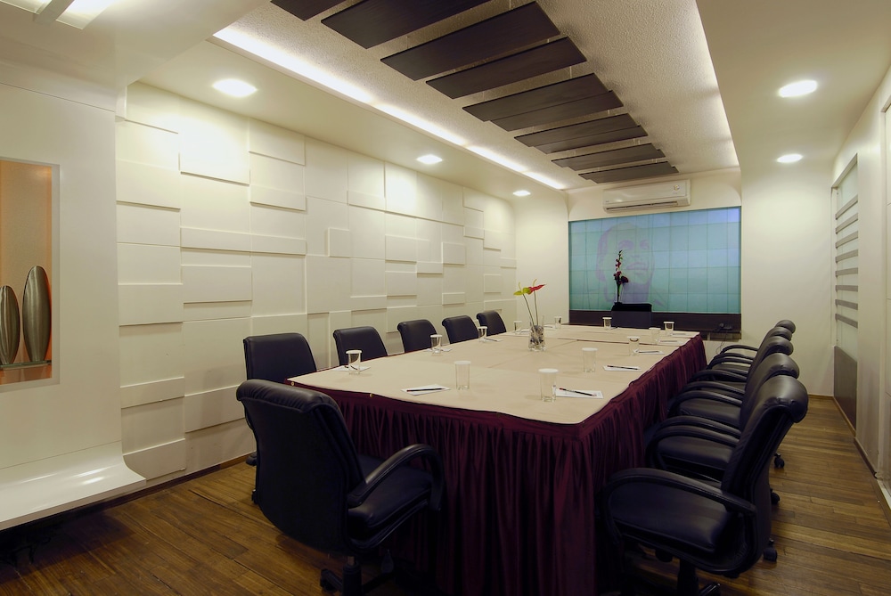 Oyo Premium 091 Vile Parle East 42/50