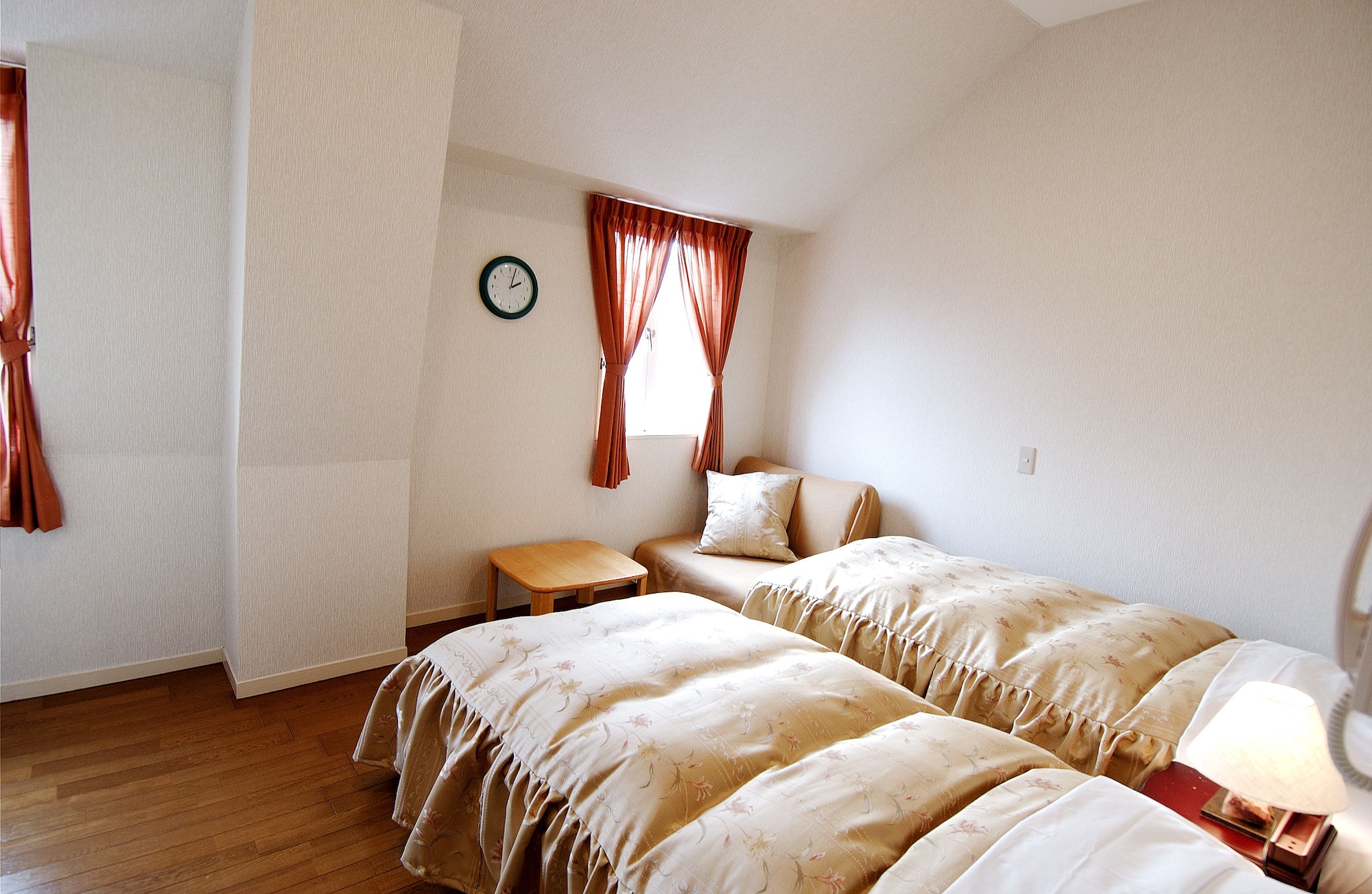 ROOM, TWIN BEDS, MOUNTAIN VIEW, BALCONY