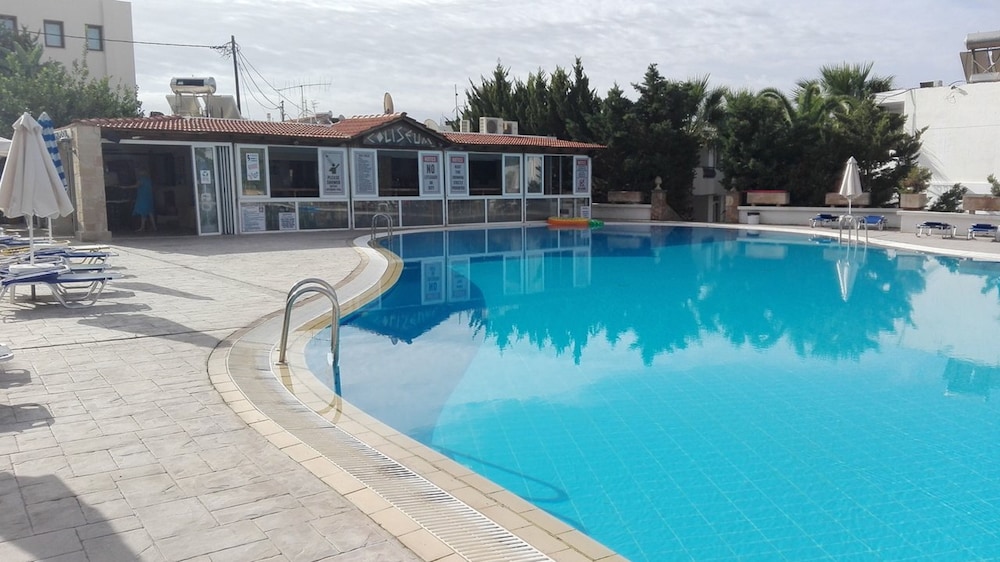 Coliseum Studios And Apartments in Pefkos