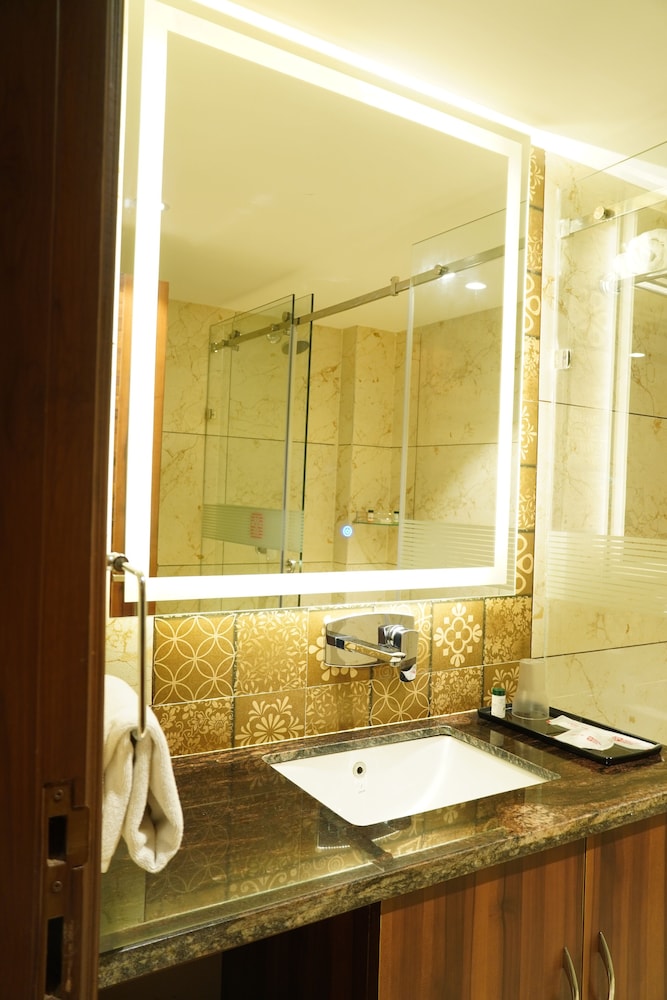 Mastiff Hotel, Dhanbad 31/32