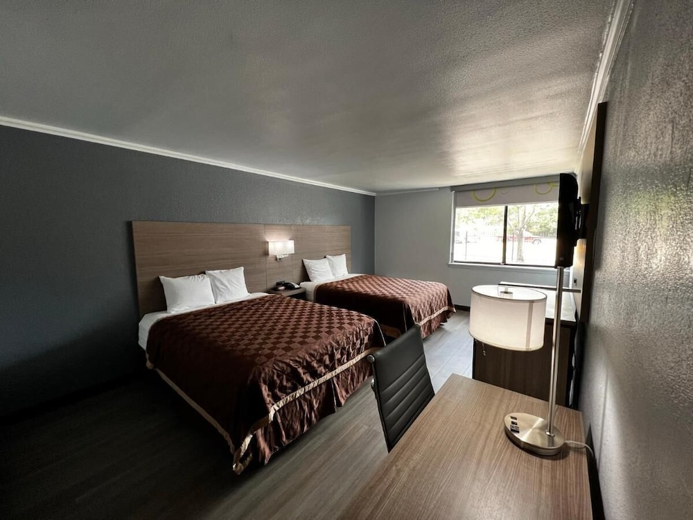 Super 8 by Wyndham Fort Worth Entertainment District 31/49