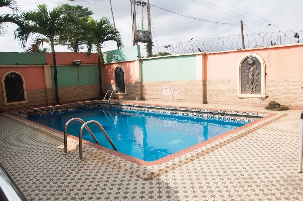 Alfoscar Hotel & Suites 5/26