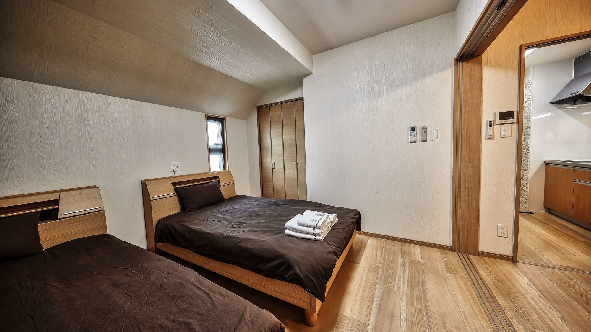 DELUXE, TWIN BEDS, KITCHEN