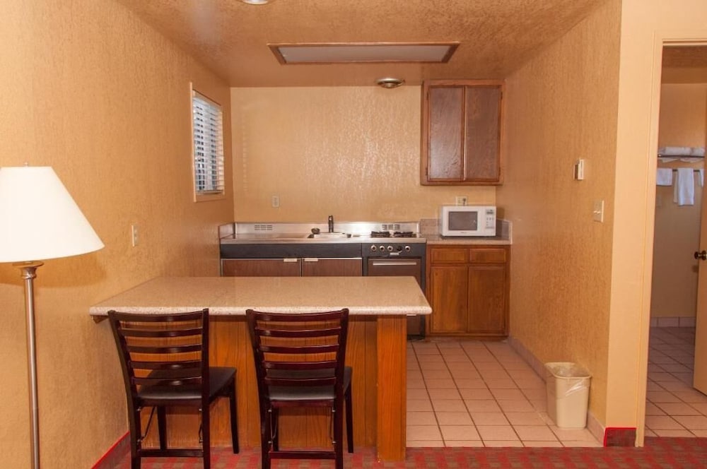Pacific Inn And Suites 32/50