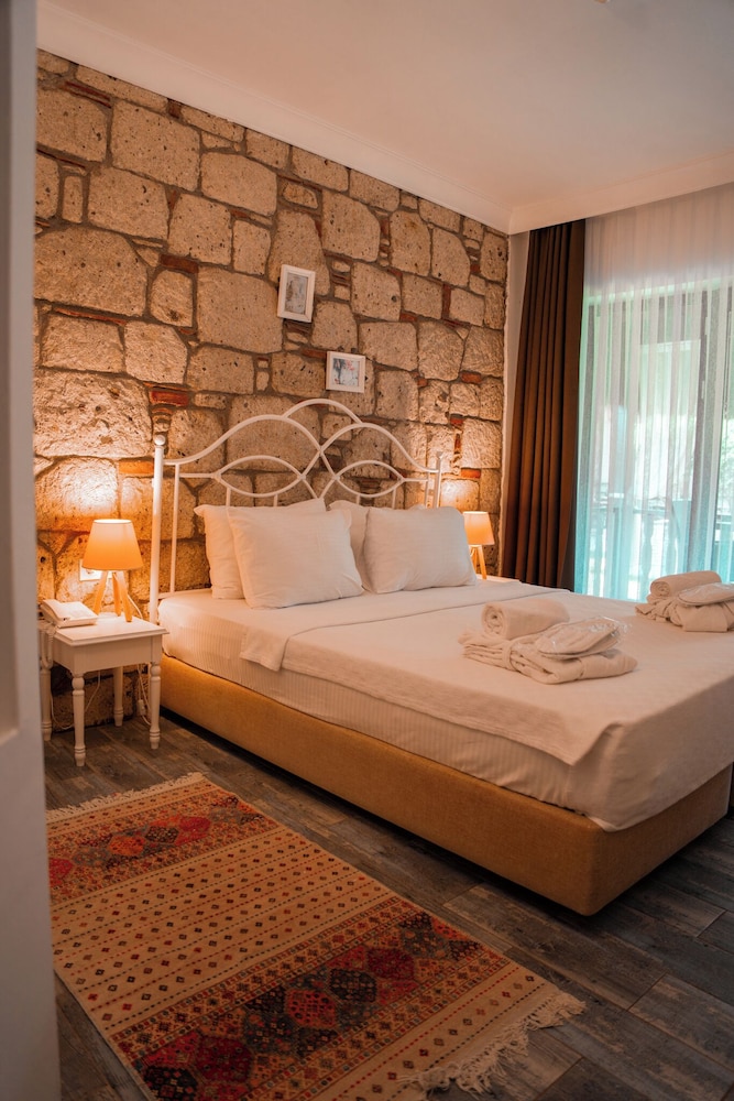 DELUXE, DOUBLE BED, POOL VIEW