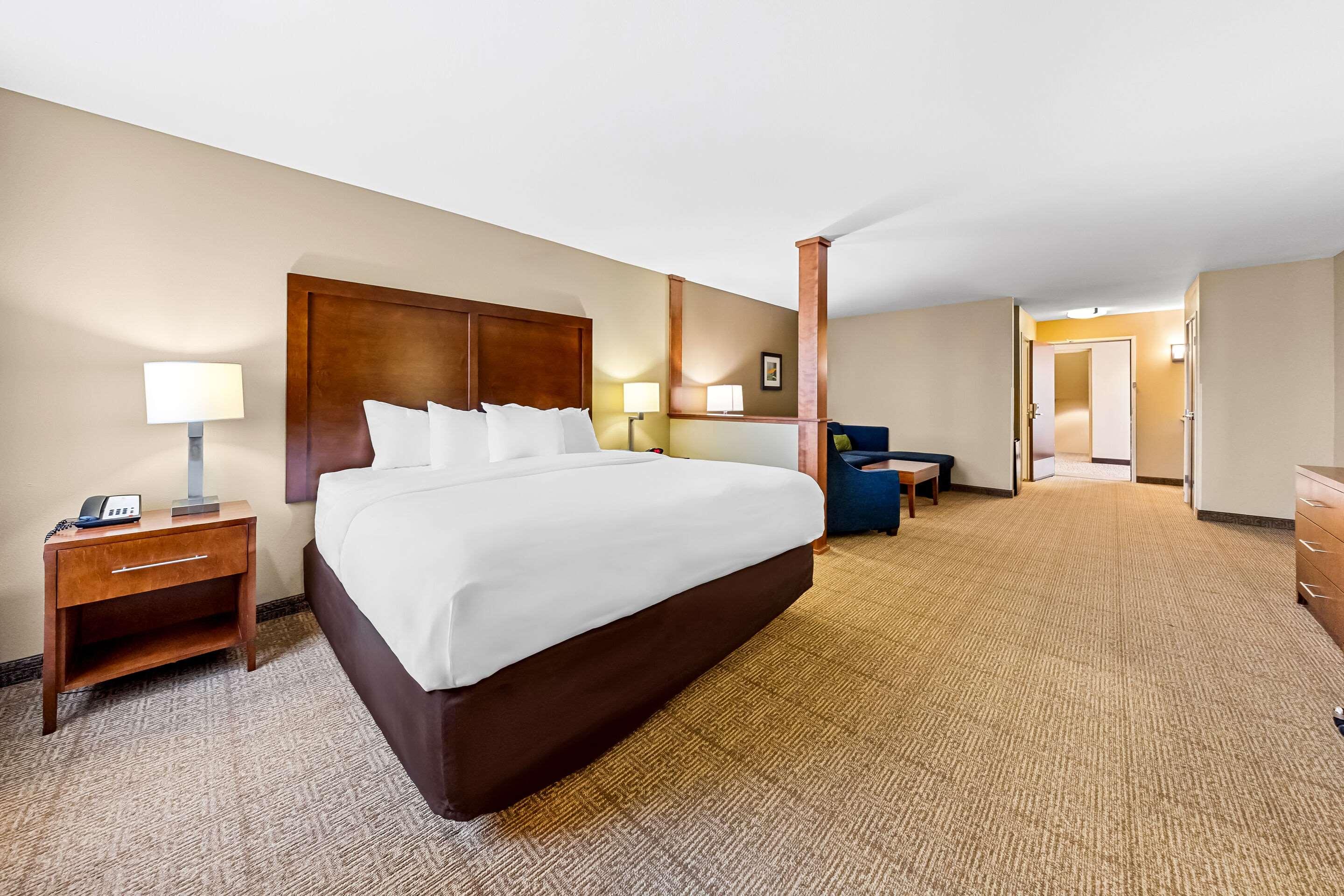 SUITE, KING BED, ACCESSIBLE