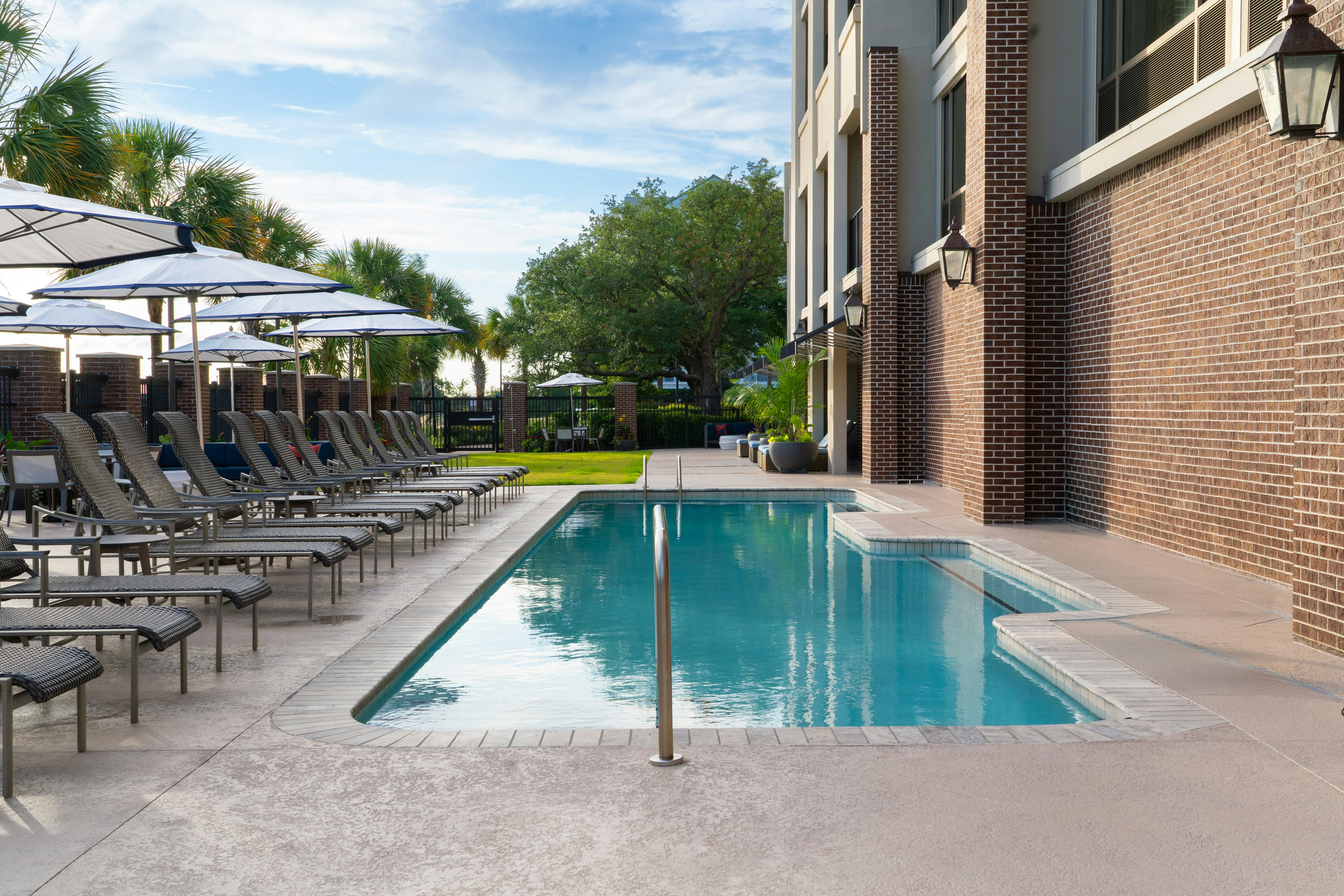 Hilton Garden Inn Charleston Waterfront Downtown 77/77
