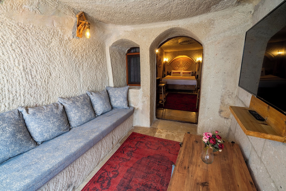Mysterious Cave Suites 32/50