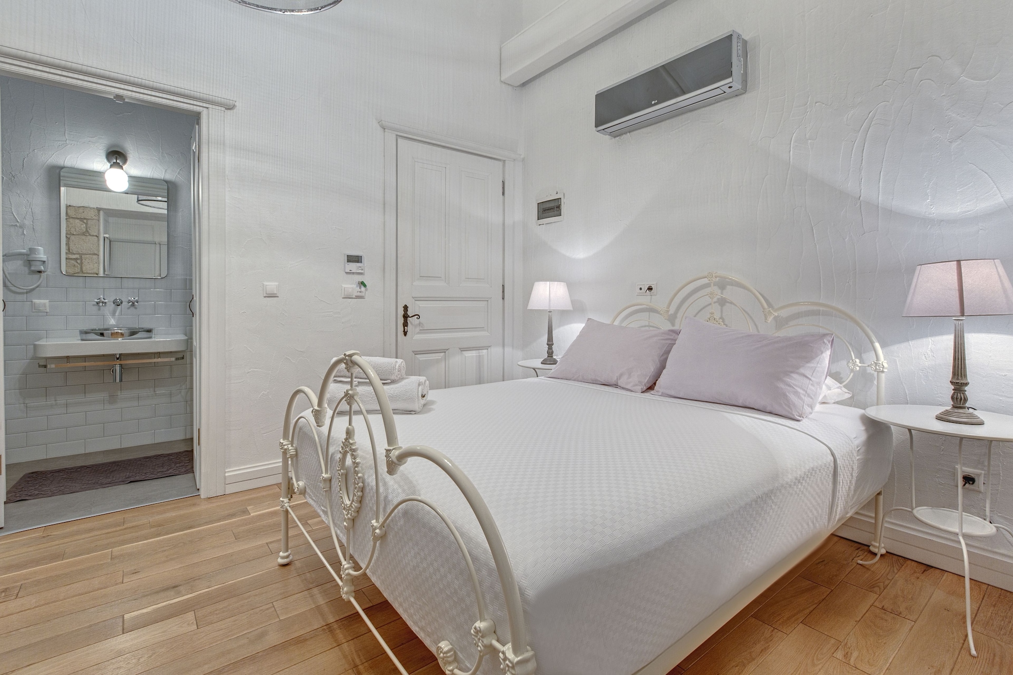 SUPERIOR, DOUBLE OR TWIN BED