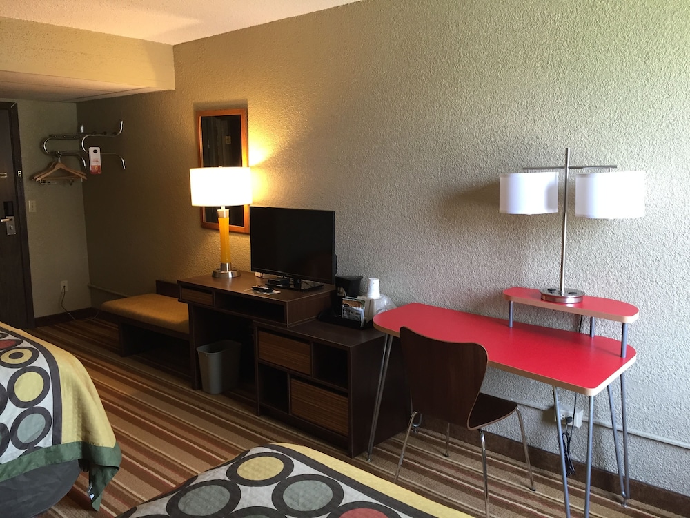 Super 8 by Wyndham Redfield 21/24