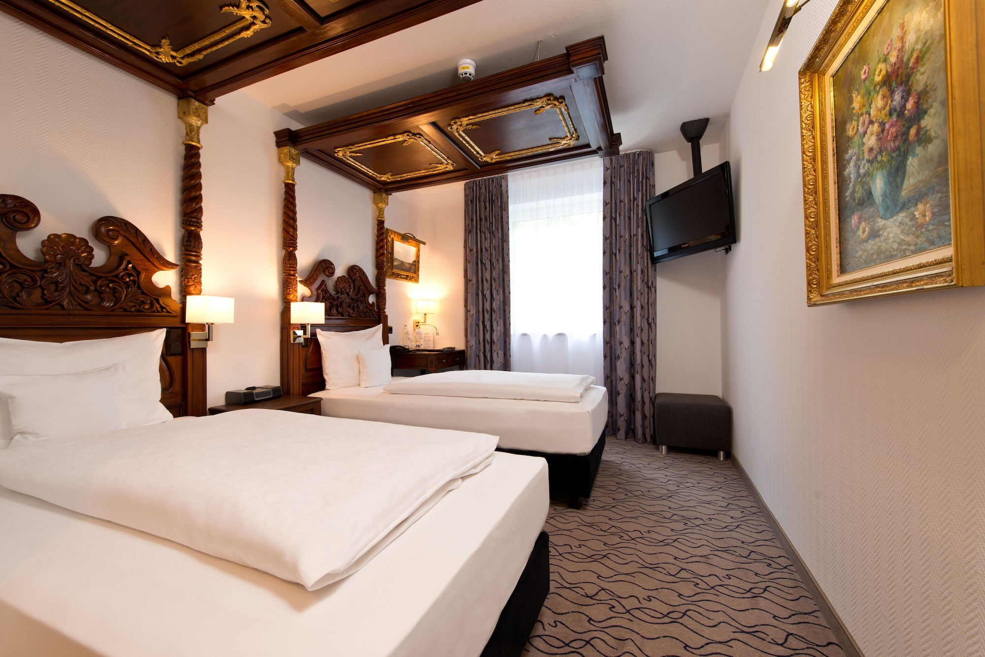 COMFORT, TWIN BEDS