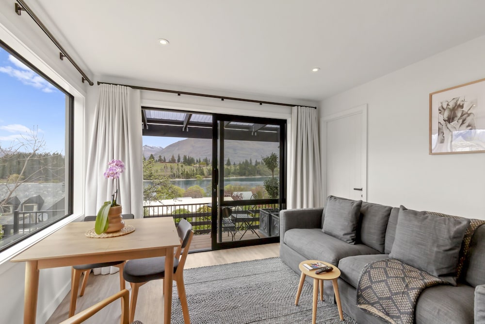 Stay of Queenstown 40/60