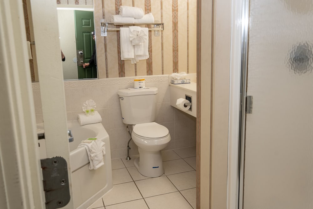 Hilltop Inn & Suites - North Stonington 20/60