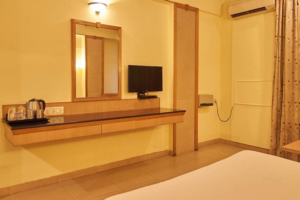 HOTEL ROOPA 25/63
