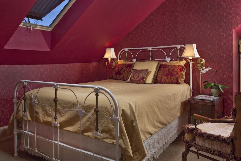 Shangri La, Queen Bed
