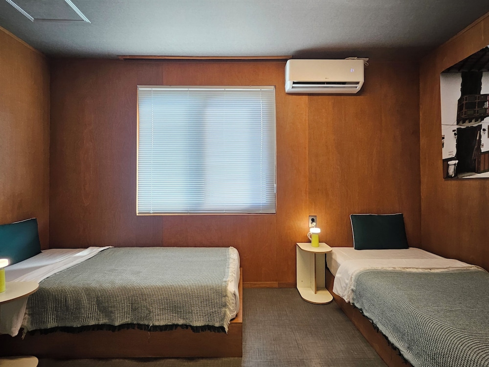 ROOM, TWIN BEDS
