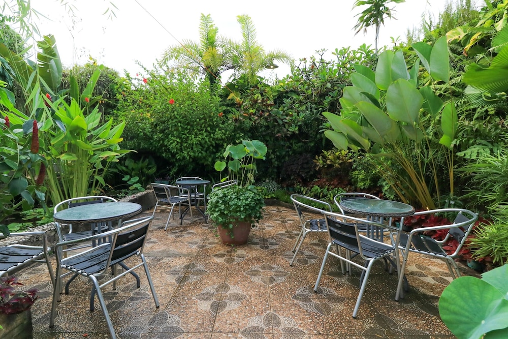 Labuana Homestay & Cafe Garden by ZUZU 24/26