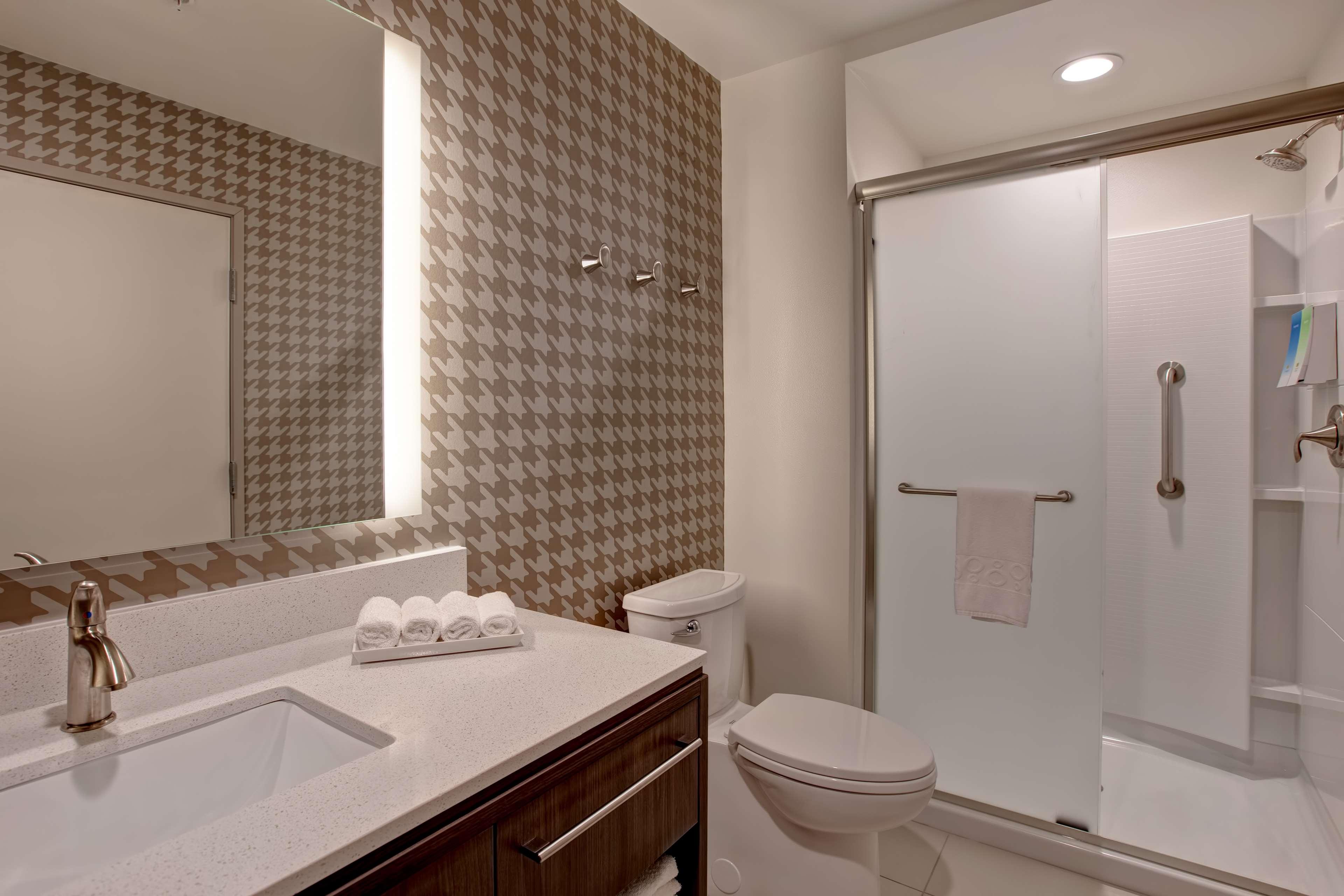 1 BEDROOM, SUITE, KING BED
