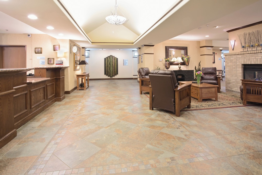 Holiday Inn Express Hotel Suites Las Vegas 40/57