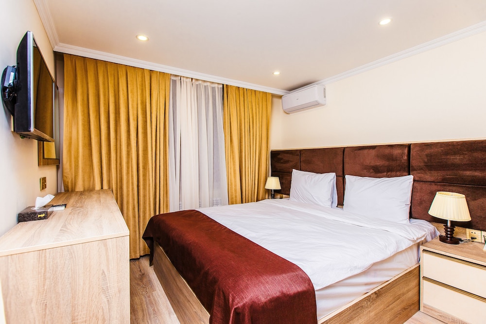 DELUXE CITY HOTEL 25/70
