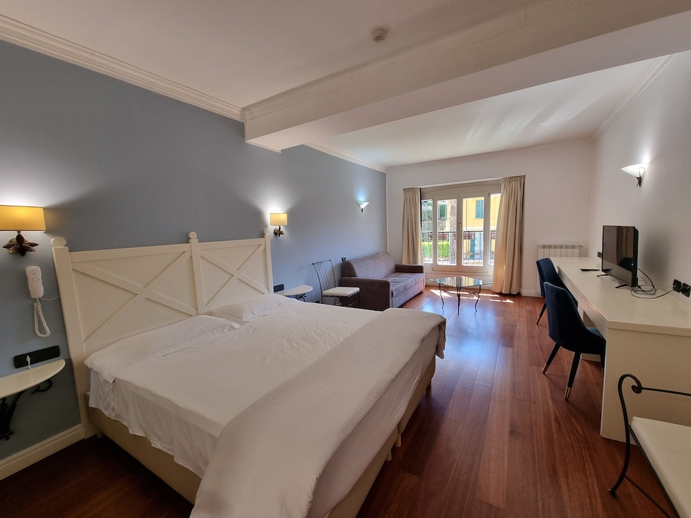Junior Suite, Queen Bed, Sofa