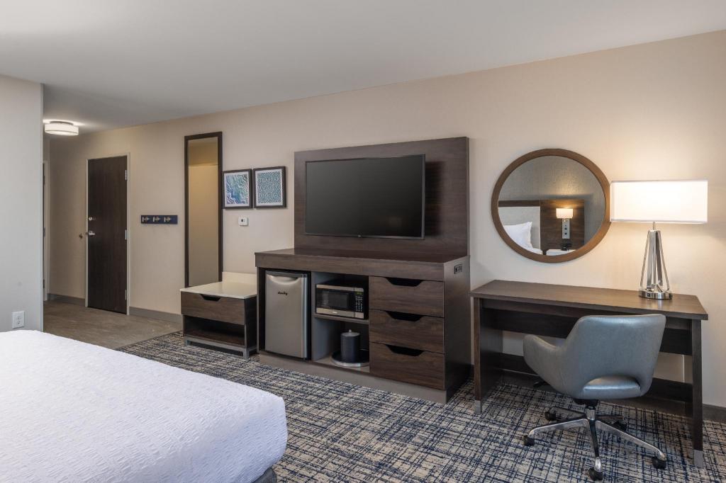 Studio, King Bed, Sofa, Jetted Tub, Accessible