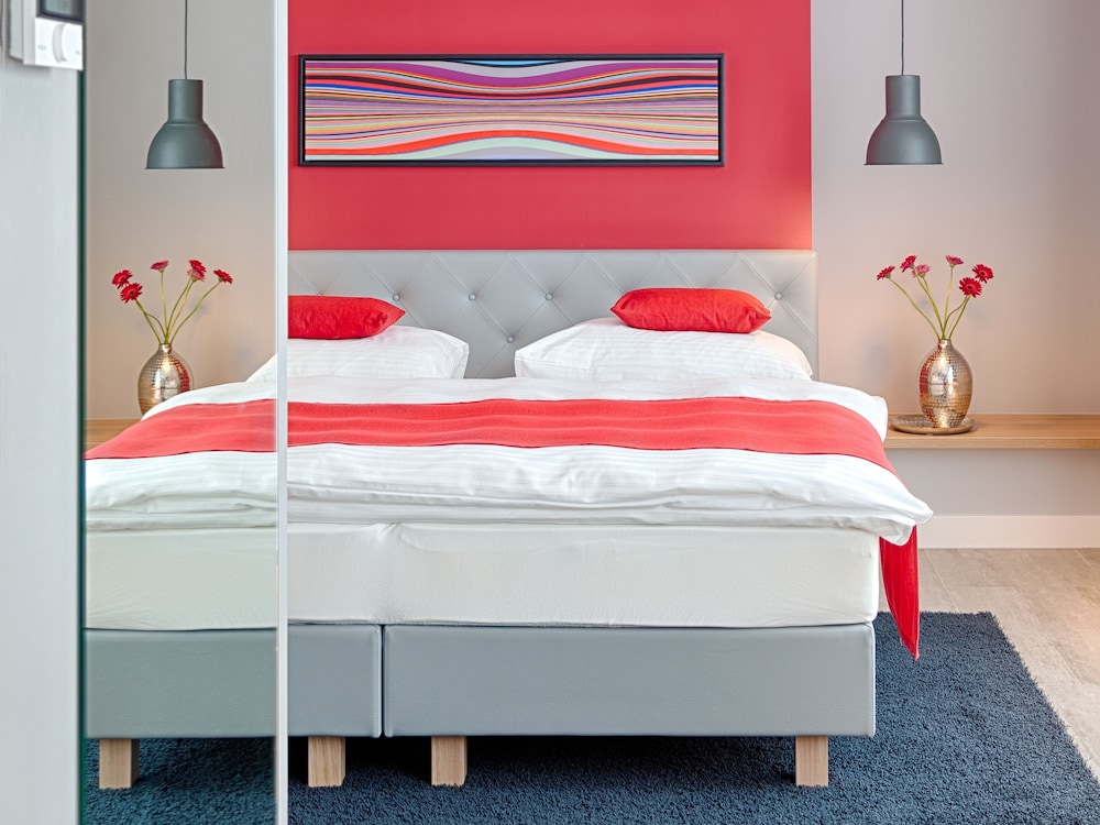 3 BEDROOMS, APARTMENT, KITCHENETTE