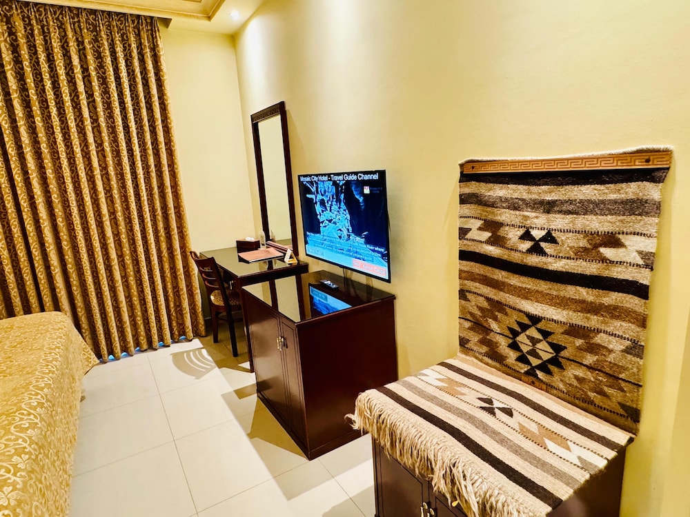 Mosaic City Hotel 35/39