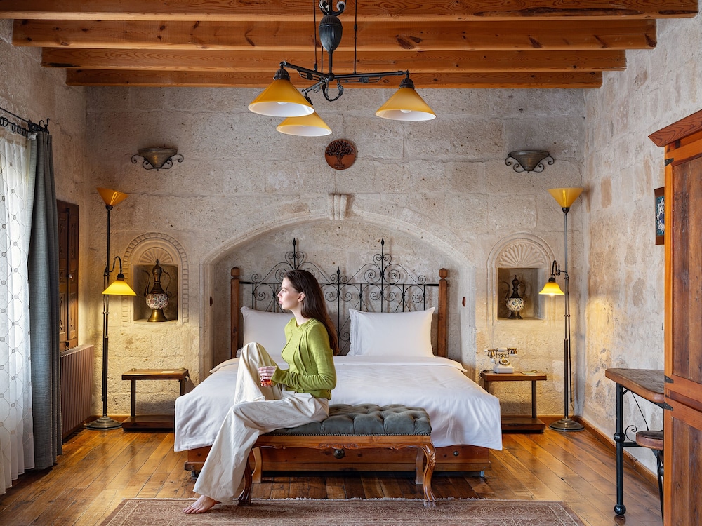 SUITE, KING BED