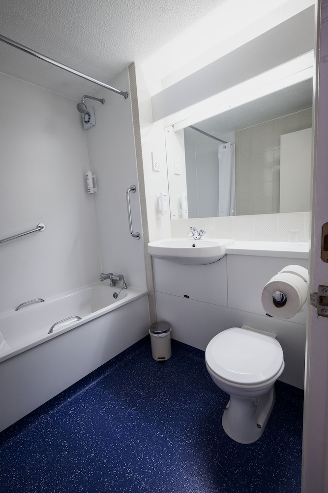 Standard, Double Bed, Travelodge Dublin Airport North - Swords 2/3
