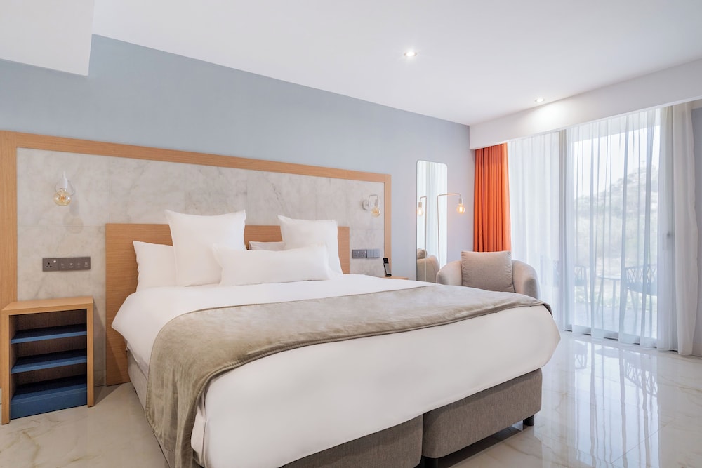 Reef Hotel & Spa 28/87